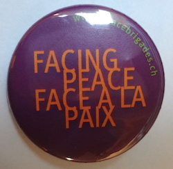« Facing Peace - Face à la paix » [broche]