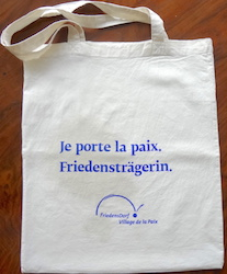 « Je porte la paix. Friedensträgerin. » vignette